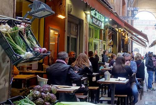 볼로냐 재래시장 안의 노천 술집. 이정국 기자