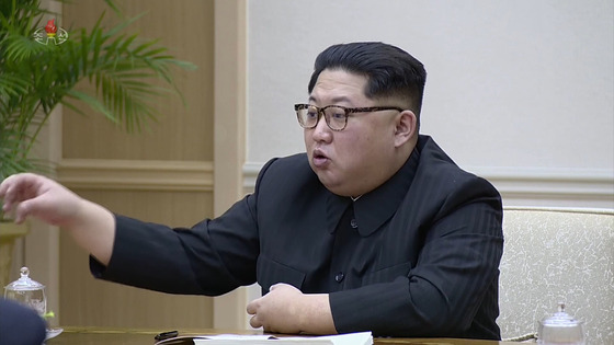 북한 조선중앙TV가 10일 공개한 노동당 중앙위원회 정치국 회의 영상에서 김정은 노동당 위원장이 손으로 제스처를 취하며 말하고 있다. [연합뉴스]