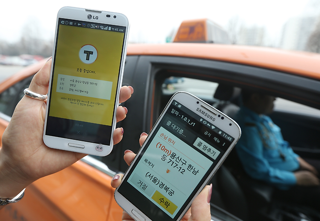 택시 기사와 승객을 '카카오택시'앱을 통해 연결하는 모습.  © 연합뉴스