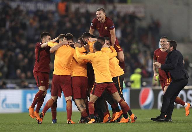 AS로마 선수들이 11일 이탈리아 로마의 올림피코 스타디움에서 열린 2017~2018 UEFA 챔피언스리그 8강 2차전 바르셀로나와 경기에서 극적으로 4강 진출에 성공한 뒤 기뻐하고 있다.  로마 | AP연합뉴스