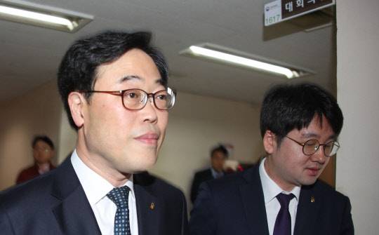 금융위 참석하는 김기식 원장  김기식 금융감독원장이 12일 오전 서울 세종로 정부서울청사 금융위원회에서 열린 제3차 임시금융위원회에 참석하고 있다.    연합뉴스