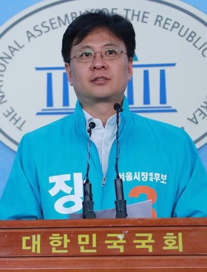 장진영 바른미래당 서울시장 예비후보가 11일 서울 여의도 국회 정론관에서 미세먼지 공약 발표 기자회견을 하고 있다. [뉴스1]
