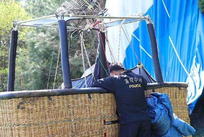 12일 오전 8시11분께 제주 서귀포시 남원읍 신흥리 물영아리 오름 북쪽 상공에서 13명이 탄 열기구가 추락했다. 출동한 경찰이 열기구 내부를 살펴보고 있다./사진=뉴시스