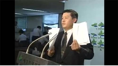 1996년 9월10일 새정치국민회의 중앙당 당사에서 종로 선거구 부정선거 양심선언 기자회견 중인 김유찬 전 비서관. 김유찬 대표 제공