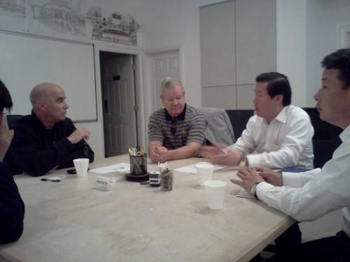 미국 네바다주 라스베이거스에 위치한 한 파트너 회사 기가크레타(GigaCrete)사를 방문해 CEO와 협의를 하고 있는 김유찬 대표. 국내에서는 군인공제회 팀들이 함께 동행했다. 김유찬 대표 제공