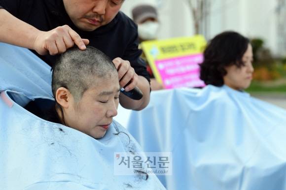 “더이상 참지 않겠다” 삭발식  - 박지주 장애여성권리쟁취연대 대표가 12일 정부서울청사 앞에서 열린 장애여성 권리 쟁취를 위한 기자회견에서 삭발을 하고 있다. 정연호 기자 tpgod@seoul.co.kr