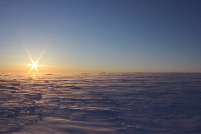얼음 밑 740m 지점에서 소금물 호수가 발견된 캐나다 북극의 만년설인 데본 아이스 캡 지역 전경. 안자 루티샤우저 제공.