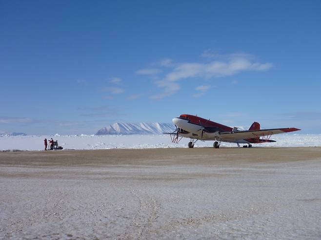 데본 만년설 지역의 원격탐사를 위해 그린란드 공항을 출발하는 항공기. 날개 밑 붉은 장치가 레이더 안테나이다. 톰 리히터 제공.