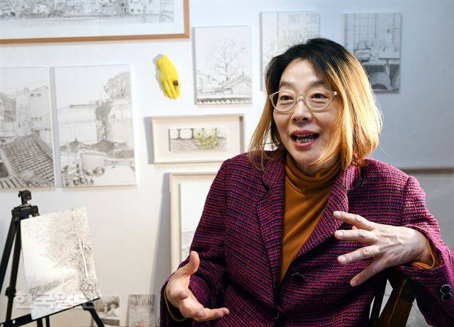 그림 그리는 게 좋아서, 기자에서 화가로 인생의 행로를 바꾼 김미경씨. 서울 옥인동 자택에서 그를 만났다. 뒤편의 이젤에 그가 얼마 전 제주에서 그린 4월의 동백이 보인다. 고영권 기자