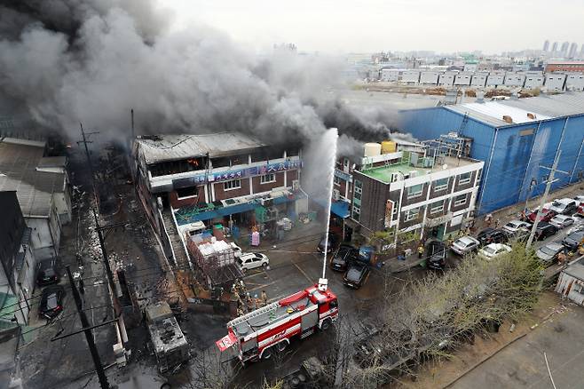 13일 오전 11시 47분 인천시 서구 가좌동 한 화학 공장에서 큰불이 나 소방당국이 진화에 나섰다. 연합뉴스