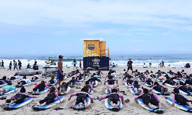 서핑 강습을 받고 있는 교육생 모습 [사진제공: 대명리조트]