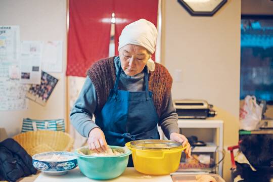 일본 노토지마에 사는 쓰구코 할머니가 지역 풍어제 전통 음식인 기슈사이 소반을 만들고 있다.  남해의봄날 제공