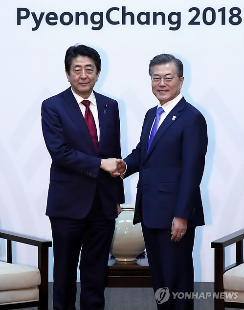 [올림픽] 문 대통령, 아베 총리와 악수 (평창=연합뉴스) 배재만 기자 = 문재인 대통령이 평창올림픽 개막식이 열리는 9일 오후 강원도 용평 블리스힐스테이에서 아베 신조 일본 총리와 만나 악수하고 있다. 2018.2.9      scoop@yna.co.kr