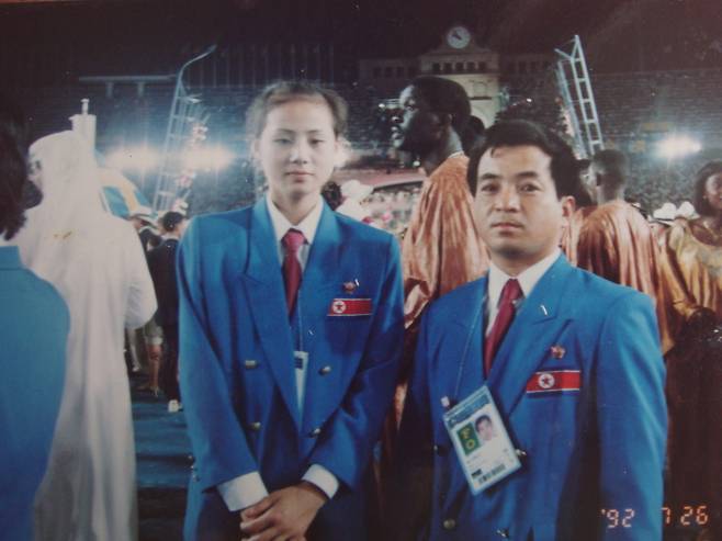 1992년 스페인 바르셀로나올림픽에 참석한 북한의 리듬체조 대표인 이경희 선수(현재는 한국 국가대표 후보선수 전임지도자)가 북한의 유도팀 지도자와 함께 포즈를 취하고 있다. 이경희씨 제공