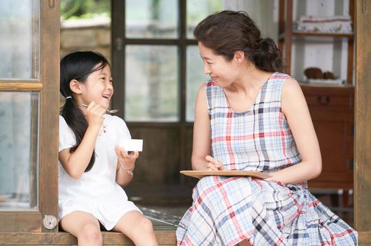 영화 '리틀 포레스트'에서 크림브륄레는 토라진 어린 혜원과 혜원의 친구 은숙의 마음을 풀어주는 역할을 한다. [사진 리틀 포레스트 캡쳐]