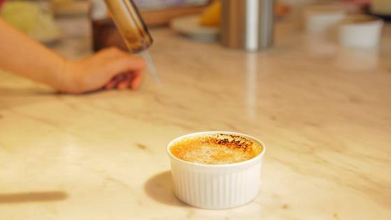 토치로 표면에 갈색 캐러멜이 생길 때까지 굽는다.