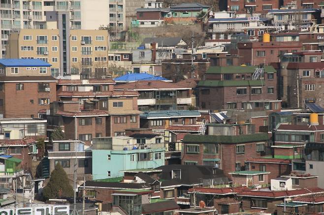 다가구주택 세입자와 집주인간 관리비나 수도요금 배분을 둘러싼 분쟁이 갈수록 늘고 있다. 서울 서대문구 홍제동 일대 다가구주택 밀집지역 전경. [사진=서울시]