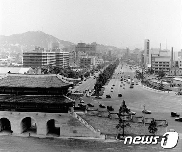 [자료사진] 1983년 6월 26일 광화문 일대. 차량들이 사직터널 방향으로 좌회전 하고 있다. 출처=정부기록물(e영상역사관) © News1 성동훈 기자