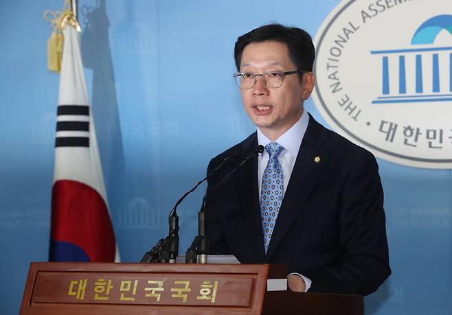 김경수 더불어민주당 의원이 14일 저녁 국회 정론관에서 문재인 정부 비방 댓글을 쓰고 추천수 등을 조작한 혐의(업무방해)로 구속된 김아무개씨 등 민주당원들과 수백차례 비밀문자를 주고받았다고 일부 언론의 보도에 대해 기자회견을 하고 있다. 강창광 기자 chang@hani.co.kr