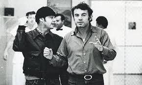 밀로시 포르만(오른쪽) 감독이 1975년 <뻐꾸기 둥지 위로 날아간 새>를 연출하고 있다. 주연배우 잭 니콜슨(왼쪽)은 이 작품으로 그해 아카데미 남우주연상을 받았다.