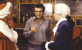 밀로시 포르만(가운데) 감독이 1984년 <아마데우스> 촬영장에서 ‘볼프강 아마데우스 모짜르트’ 역의 톰 헐스(오른쪽)에게 연기지도를 하고 있다.