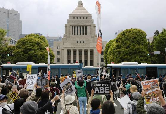 지난 14일 도쿄 나가타초 국회의사당 앞에서 아베 정권 퇴진을 요구하는 집회가 열려 3만명 넘는 참석자가 몰리자, 경찰 차벽이 등장했다.[EPA=연합뉴스]