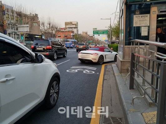 12일 오후 6시쯤 서울 종로구 종로5가역 인근에서 차량이 자전거전용차로를 이용해 우회전 하고 있는 모습.(사진=이슬기 기자)