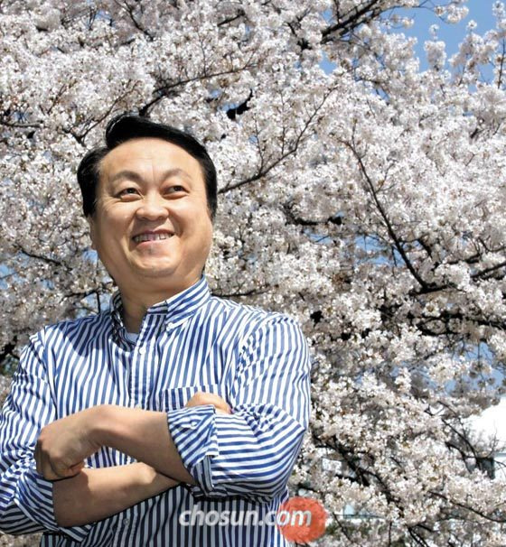 벚나무 아래에 선 김응교 시인은“일본인은 사쿠라의 피고 짐에서 목숨을 던지는 사무라이 정신을 떠올린다”고 했다. /이진한 기자