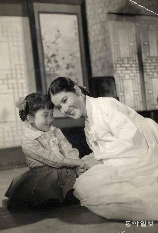 고 최은희 배우(오른쪽)의 대표작 가운데 하나인 영화 ‘사랑방손님과 어머니’(1961년). 동아일보 DB