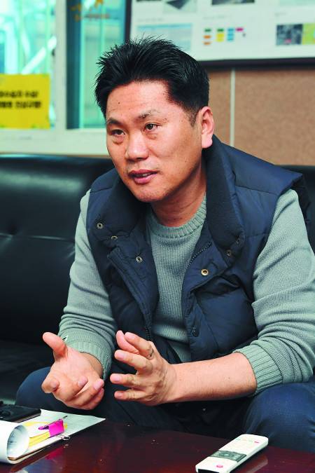 세월호 참사 희생자 유가족 이우근씨가 13일 경기도 안산 세월호 참사 정부 합동분향소 유가족 사무실에서 인터뷰를 갖고 있다.안산=최현규 기자