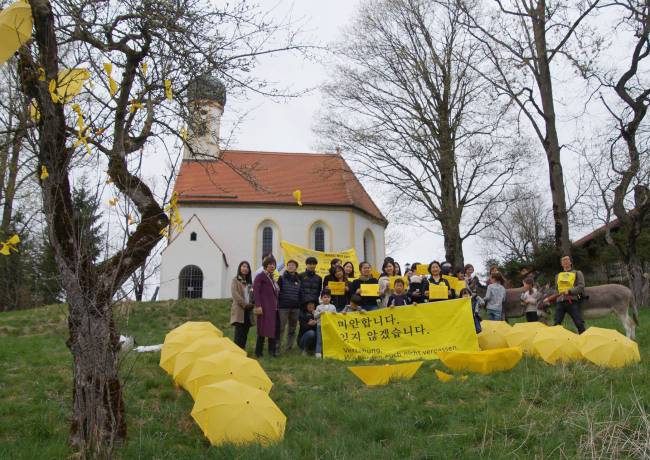 15일(현지시간) 독일 뮌헨 근교 마을 바이라비스에서 교민들이 세월호 참사 4주년을 맞아 추모식을 열었다. [사진=뮌헨 세월호를 기억하는 사람들/연합뉴스]