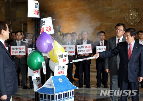 【서울=뉴시스】이종철 기자  = 16일 서울 여의도 국회 로텐더홀에서 자유한국당 김성태 원내대표를 비롯한 참석의원들이 댓글공작, 김기식 갑질외유, 헌정유린, 안희정 불구속 관련 풍선을 터트리며 더불어민주당을 규탄하는 퍼포먼스를 하고 있다. 2018.04.16.  jc4321@newsis.com