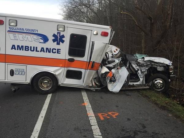 테네시 주 설리번 카운티(Sullivan County) 소속의 구급차가 출동 중 전복돼 3명의 구급대원이 부상을 입었다.  ⓒmodelcityfirefighter.com