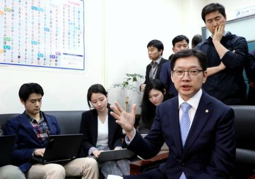 김경수 더불어민주당 의원이 16일 오후 서울 여의도 국회 정론관에서 `민주당원 댓글조작` 연루 의혹과 관련 기자회견 후 대변인실에서 취재진과 질의응답을 하고 있다. 허정호 선임기자