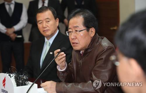 홍준표 "댓글로 일어선 것은 댓글로 망할 수 있다" (서울=연합뉴스) 김현태 기자 = 자유한국당 홍준표 대표가 16일 오전 서울 여의도 당사에서 열린 6.13 지방선거 정치공작 진상조사위원회 전체회의에서 민주당 관계자가 연루된 댓글조작 사건에 대해 언급하고 있다. 2018.4.16      mtkht@yna.co.kr