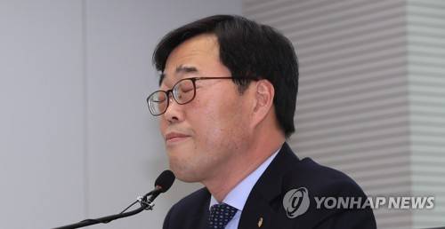김기식 금감원장 '사의' (서울=연합뉴스) 한종찬 기자 = 피감기관의 지원을 받은 외유성 해외출장 등으로 물의를 일으킨 김기식 금융감독원장이 결국 16일 사의를 표명했다. 사진은 이날 오후 서울 마포구 저축은행중앙회에서 열린 저축은행 최고경영자 간담회에서 굳은 표정의 김 원장.     saba@yna.co.kr