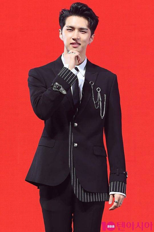 그룹 빅스 켄이 17일 오후 서울 광진구 광장동 예스24 라이브홀에서 열린 정규 3집 ‘오 드 빅스(EAU DE VIXX)’ 발매 기념 쇼케이스에 참석해 포즈를 취하고 있다.