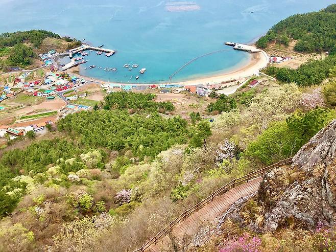 지리산 숲길에서 바라본 사량도 마을© News1 윤슬빈 기자