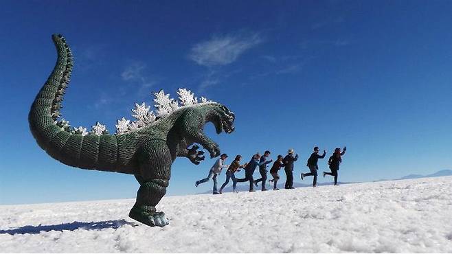 소품을 활용해 다양한 사진을 찍을 수 있는 건기의 우유니 소금사막. (사진=오지투어 제공)