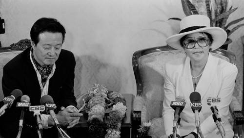 북한으로 납치됐다 미국 망명 생활을 거쳐 귀국한 신상옥(왼쪽) 감독과 최은희가 1989년 5월 귀국기자회견을 하고 있다. 사진=연합뉴스