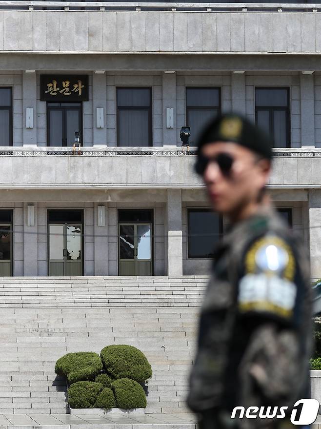 남북정상회담을 2주 앞둔 11일 경기도 파주시 판문점에서 유엔사령부 경비대대원들이 경계근무를 서고 있다. 2018.4.11/뉴스1 © News1 성동훈 기자