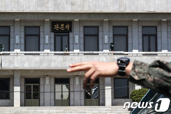 남북정상회담을 2주 앞둔 11일 경기도 파주시 판문점에서 바라본 판문각에 적막이 흐르고 있다.  2018.4.11/뉴스1 © News1 성동훈 기자