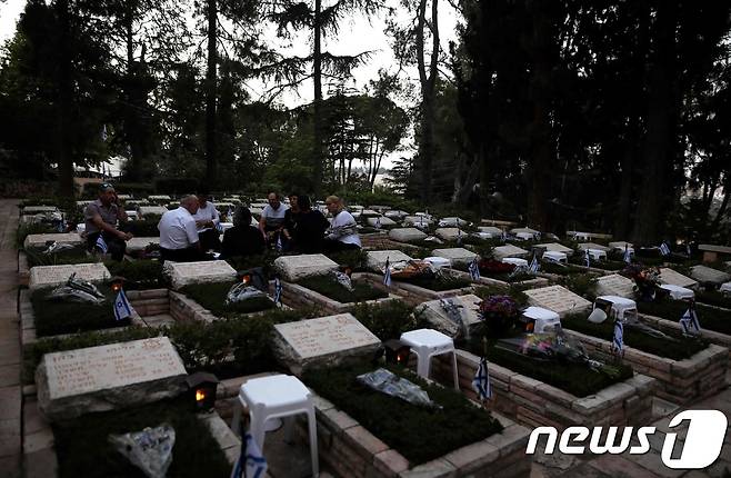 17일(현지시간) 예루살렘 헤젤산 전몰용사 묘지에서 시민들이 추모를 하고 있다. © AFP=뉴스1