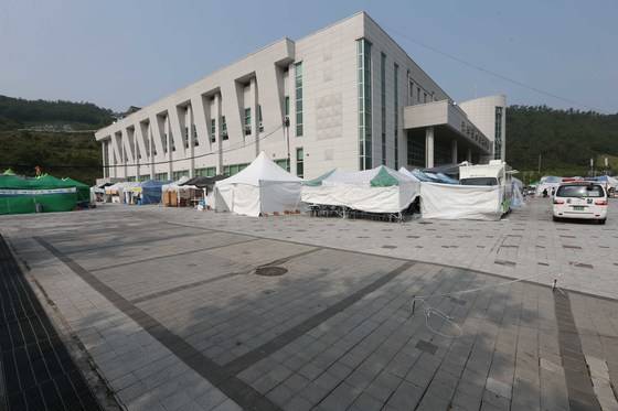 세월호 침몰 사고 후 유족들이 머물던 전남 진도실내체육관. [중앙포토]