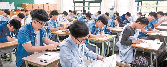 시험 성적만으로는 우등생이 될 수 없다. 토론과 발표로 점수를 매기는 수행평가가 점점 중요해지고 있다.