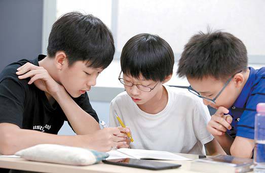 청담어학원의 프로젝트 수업은 학생들의 토의와 협업을 통해 진행된다.