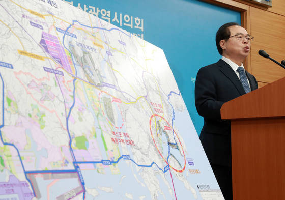 남부권 신공항 건설을 주장하는 오거돈 전 장관. [연합뉴스]
