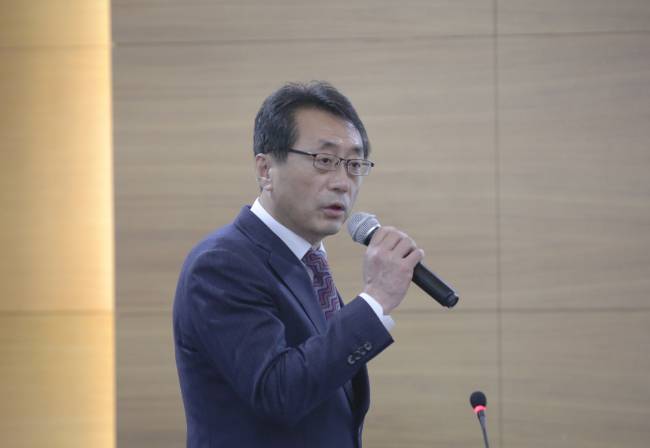 이치윤 ㈜덕양 회장이 17일 울산대학교 행정본관 5층 강당에서 ‘수소 산업과 덕양’을 주제로 기조연설을 하고 있다.