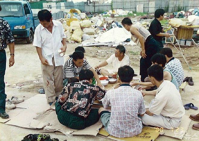 공동체를 이루고 함께 생활했던 넝마공동체 구성원들의 지난 2000년 모습(사진=넝마공동체 송경상 전 이사 제공)