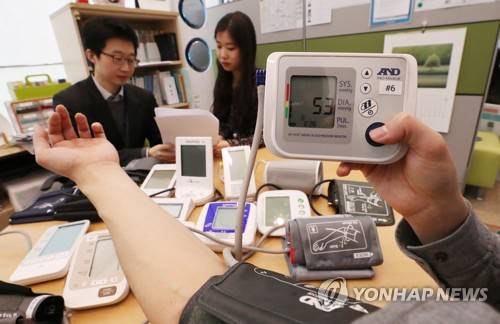 소비자원, 가정용 혈압계 품질 정보 공개 (세종=연합뉴스) 이진욱 기자 = 18일 오전 정부세종청사 공정거래위원회에서 한국소비자원 관계자들이 국내에 판매 중인 가정용 혈압계 10개 업체 10종 제품 평가결과를 공개하고 있다.     cityboy@yna.co.kr